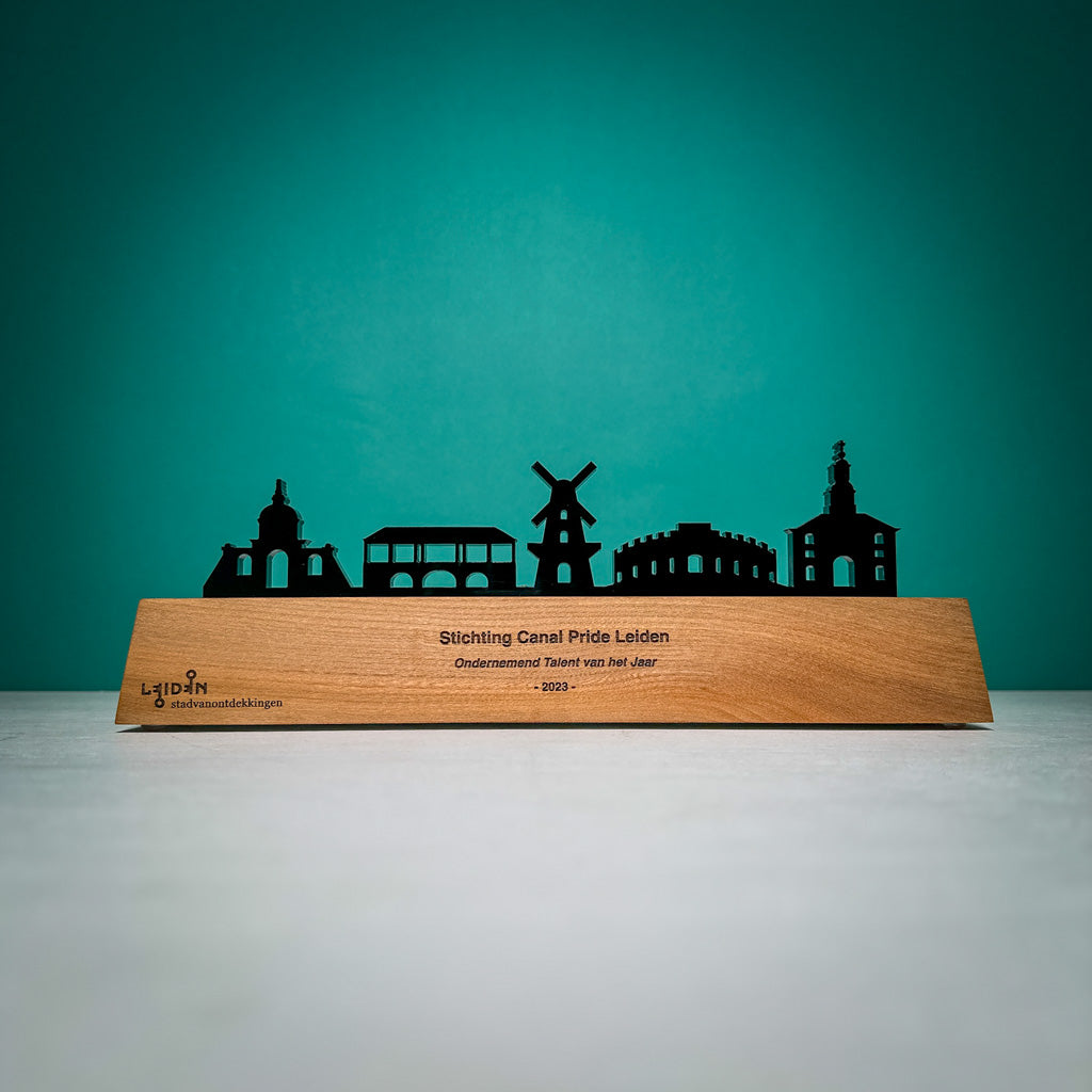 Ondernemer v/h jaar award hout met silhouette stad