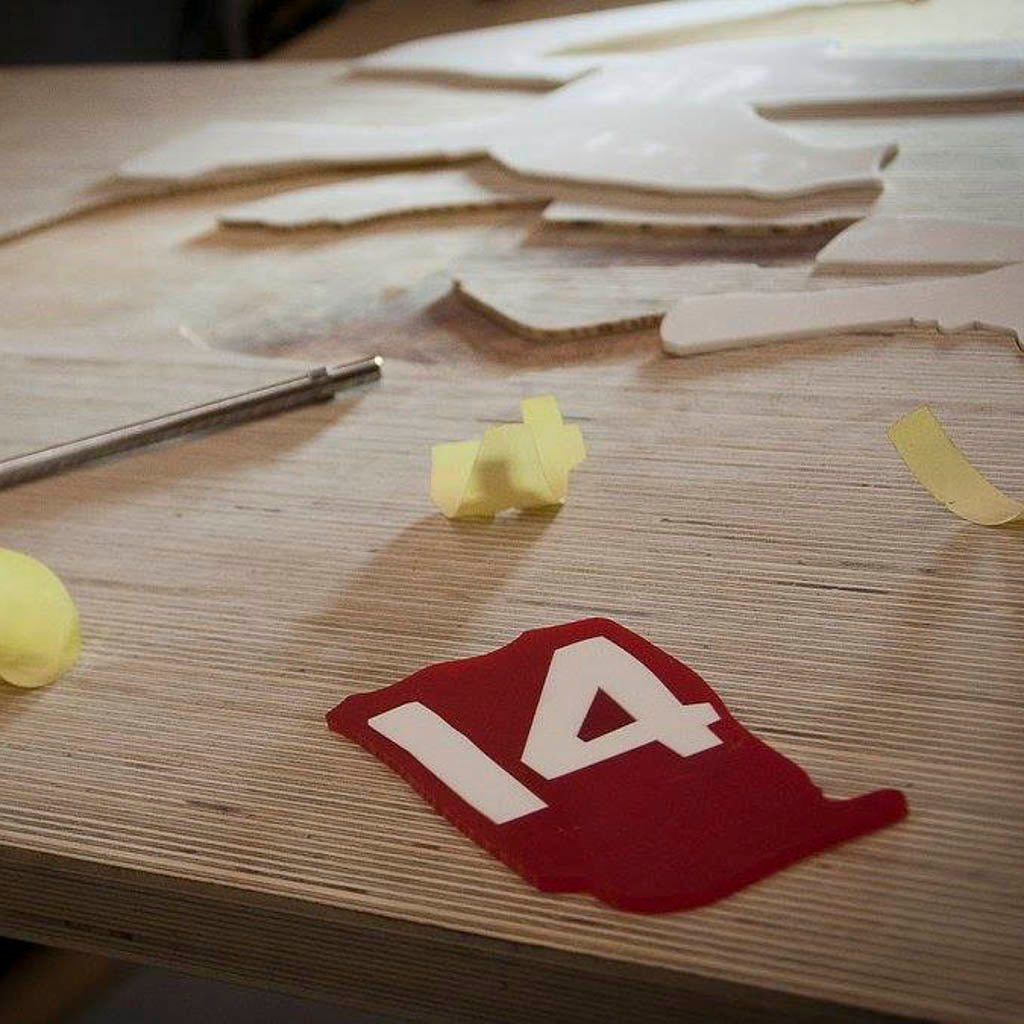 Ode aan Johan Cruijff cadeau gemaakt van acylaat ingelegd in hout